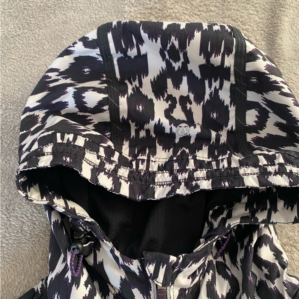 lululemon athletica Black and White Patterned Hoodie Jacket - Picture 12 of 13